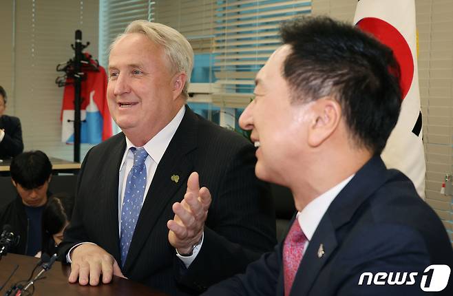 인요한 국민의힘 혁신위원장이 23일 서울 여의도 국민의힘 당사에서 김기현 대표와 만나 대화하고 있다. (공동취재) 2023.10.23/뉴스1 ⓒ News1 송원영 기자