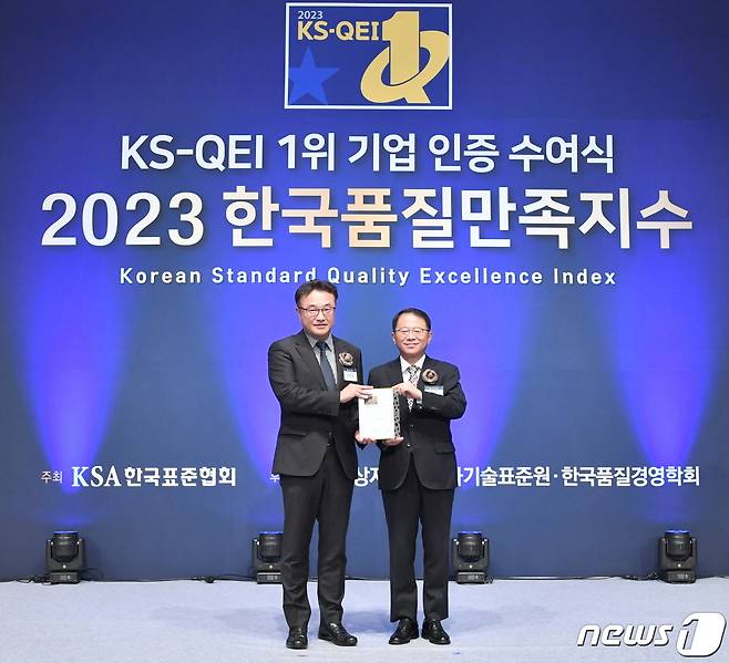 한국타이어앤테크놀로지는 23일 한국표준협회(KSA) 주관 '2023 한국품질만족지수' 평가에서 자동차용 타이어 부문 15년 연속 1위에 올랐다고 밝혔다.(한국타이어 제공)