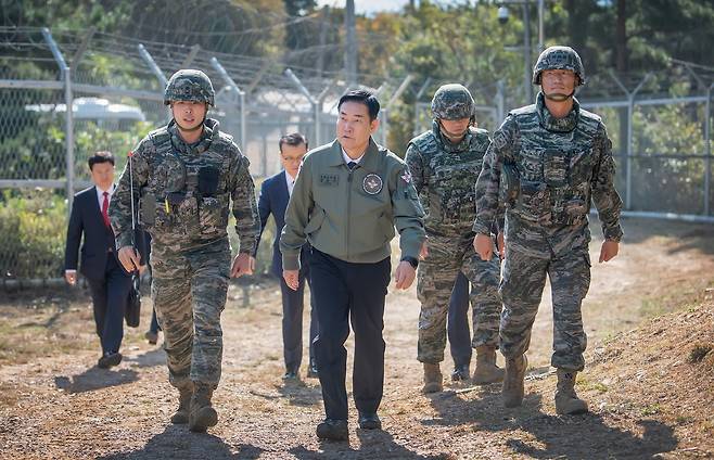 신원식 국방부 장관(가운데)이 23일 해병대 연평부대를 방문, 방공진지로 이동 중 부대 지휘관으로부터 작전현황을 보고받고 있다. (국방부 제공)