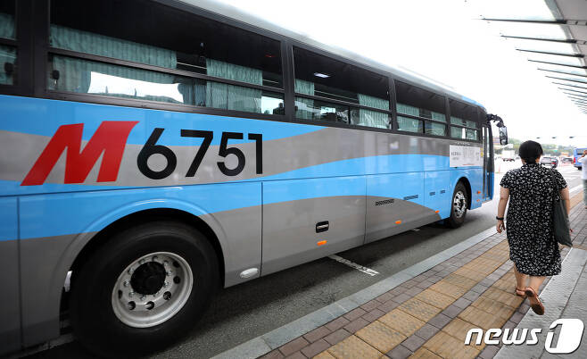인천 송도와 서울 공덕역을 오가는 광역급행버스 M6751번.(뉴스1DB)