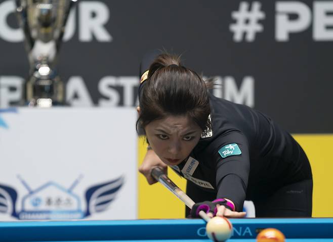 김가영이 23일 경기도 고양시에 있는 킨텍스 PBA스타디움에서 열린 2023~2024시즌 LPBA 5차 투어 ‘휴온스 챔피언십’ 결승전에서 큐를 바라보고 있다. 제공 | 프로당구협회