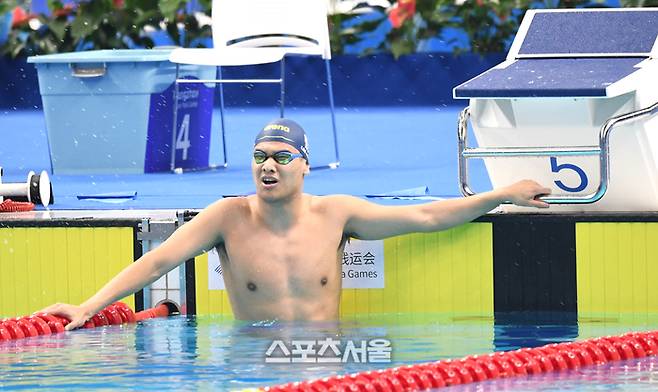 수영 이인국이 23일 중국 항저우 올림픽 스포츠센터 수영장에서 열린 2022 항저우 장애인아시아경기대회 남자 S14 200M 자유형 결선 경기 후 기록을 확인하고 있다.  항저우(중국) | 최승섭기자 thunder@sportsseoul.com