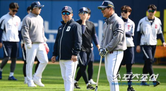 두산 김태형 감독과 김주찬 코치가 선수들의 훈련모습을 지켜보고 있다. 잠실=최문영 기자 deer@sportschosun.com