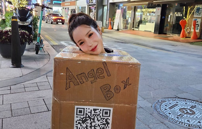 앞서 아인은 '엔젤박스녀'라고 적힌 박스를 뒤집어쓰고 압구정 거리에 나타나 화제의 인물이 됐다. [사진출처=아인 인스타그램]