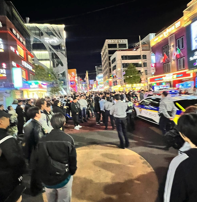 이날 홍대에서 벌어진 아인의 퍼포먼스는 경찰이 제지하면서 일단락됐다. 그는 개인 사회연결망서비스(SNS)에 자신의 활동 관련 사진을 올리며 "경찰이 해산시켜서 나왔어요. 미안해요"라는 글을 남겼다. [사진출처=아인 인스타그램]