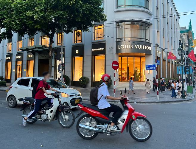 베트남 하노이 짱띠엔 거리에 있는 루이비통 플래그십스토어(대표 매장). /김은영 기자