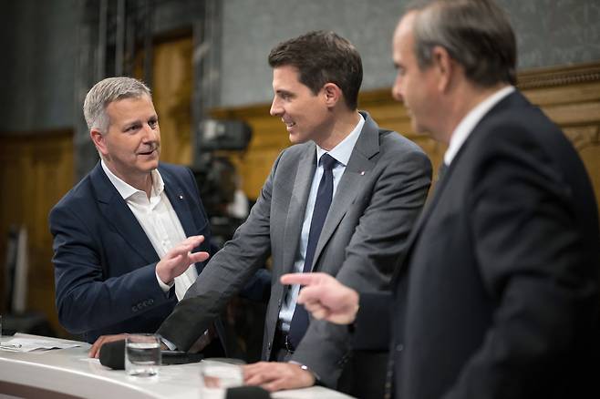 총선 결과 기다리며 대화하는 스위스 우파 정당 대표. /연합뉴스