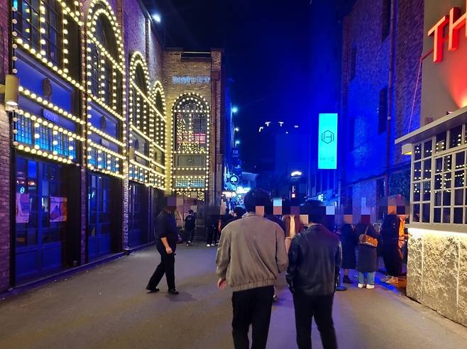 지난 20일 밤 서울 용산구 이태원 세계음식거리를 찾은 시민들이 골목을 걸어가고 있다. /홍다영 기자