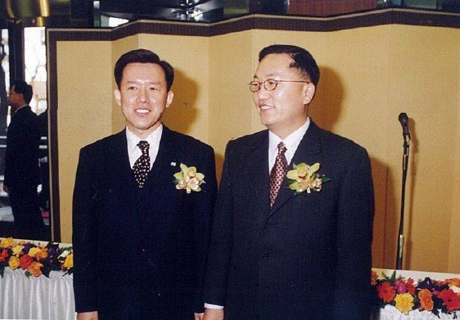 1999년 미래에셋증권 출범 기념식에서의 박현주(오른쪽) 회장과 최현만 미래에셋증권 대표이사 회장. 미래에셋 창업 멤버인 최현만 회장은 2023년 10월 23일 회장직에서 물러났다.
