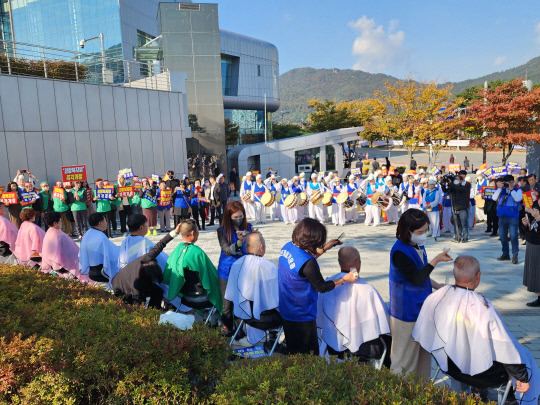 충남 아산시민들은 23일 국감이 진행되는 충남도청 앞에 모여 국립경찰병원 아산분원 사업의 예타를 면제해 달라고 촉구하며 삭발을 했다. 사진=윤신영 기자