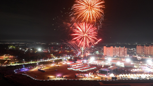 지난 19일 개막해 나흘간 손님맞이에 나섰던 '2023 강경젓갈축제'가 22일 공식 폐막했다. 사진은 강경젓갈축제 폐막일 불꽃놀이 장면 사진=논산시 제공