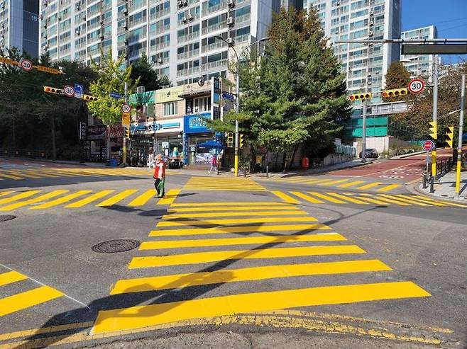 초등학교 앞 사거리에 설치된 노란색 횡단 보도.ⓒ용인시 제공