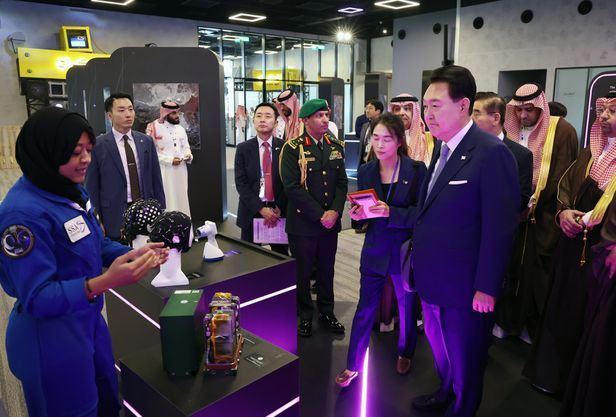 사우디아라비아를 국빈 방문 중인 윤석열 대통령이 23일(현지시간) 리야드의 왕립과학기술원에서 열린 한·사우디 미래기술 파트너십 포럼에 앞서 사우디 첫 여성 우주인 레이야나 바르나위에게서 사우디 우주국의 미래기술과 장비에 관한 설명을 듣고 있다. ⓒ연합뉴스