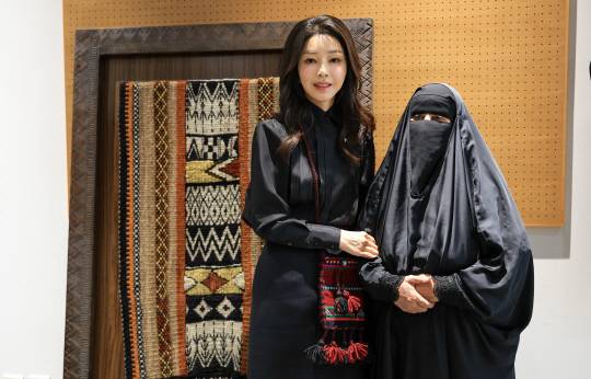 윤석열 대통령과 함께 사우디아라비아를 국빈 방문 중인 김건희 여사가 22일(현지시간) 사우디 왕립전통예술원(TRITA)을 방문, 사우디 전통 직물 제작 방식인 '알 사두'(Al Sadu) 장인과 기념촬영을 하고 있다.   [리야드=공동취재]