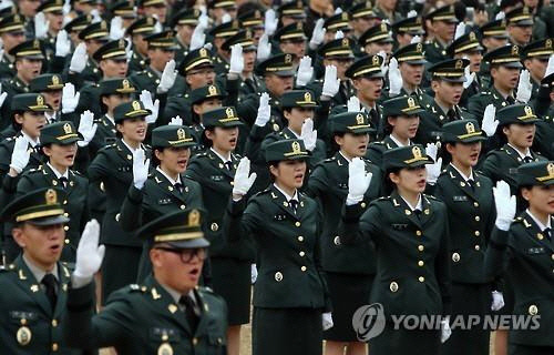 신임 장교들 임관선서 [연합뉴스]