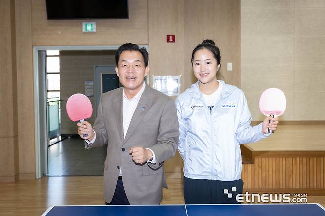 신유빈 탁구선수가 최근 팔달노인복지관에서 이재준 수원시장과 만나 '노인맞춤돌봄 기부금' 2000만 원을 기탁한 뒤 기념촬영했다.