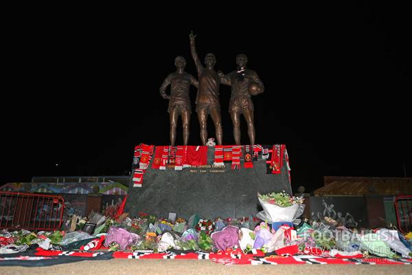 유나이티드 트리니티 동상 앞 찰튼을 위한 헌화. 게티이미지코리아