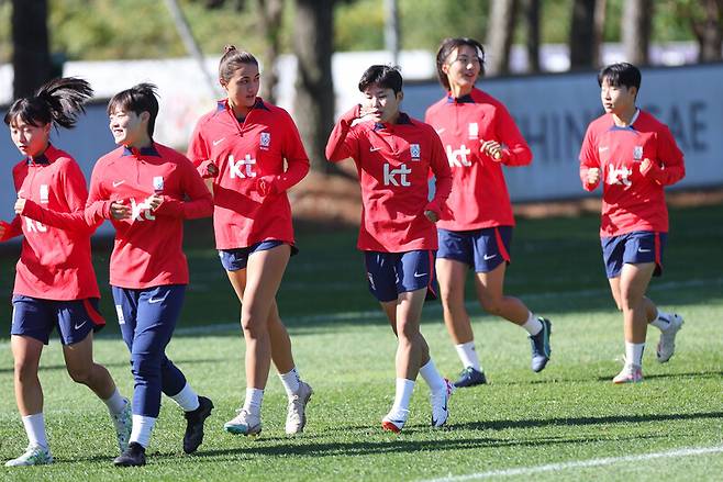 지소연, 케이시 유진 페어 등 한국 여자 축구 국가대표팀 선수들이 지난 16일 오전 경기도 파주 국가대표훈련센터(NFC)에서 훈련하고 있다. 파주/연합뉴스