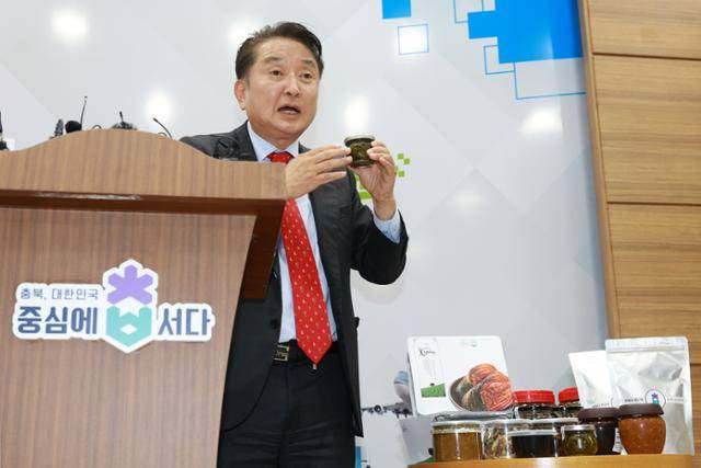 김영환 충북지사가 23일 도청 브리핑룸에서 버려지는 끝물 고추로 만든 '못난이' 브랜드 농식품을 소개하고 있다. 김 지사는 "지역 산품을 파는 일이라면 언제, 어디서든 ‘장돌뱅이’로 나설 각오가 서 있다"고 입버릇처럼 말한다. 이날 제품 소개 자리도 이런 차원에서 이뤄졌다고 도 관계자는 전했다. 충북도 제공