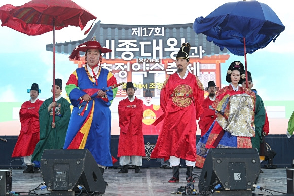 내수읍 초정행궁 일원에서 열린 ‘17회 세종대왕과 초정약수 축제’ 어가행차 모습. [사진=청주시]