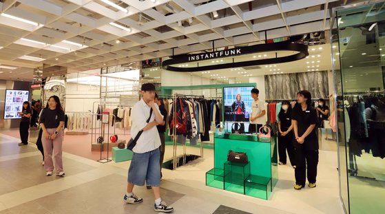 지난달 k-패션 브랜드를 중심으로 '뉴 스트리트' 특화관을 낸 신세계백화점 강남점. 사진 신세계백화점