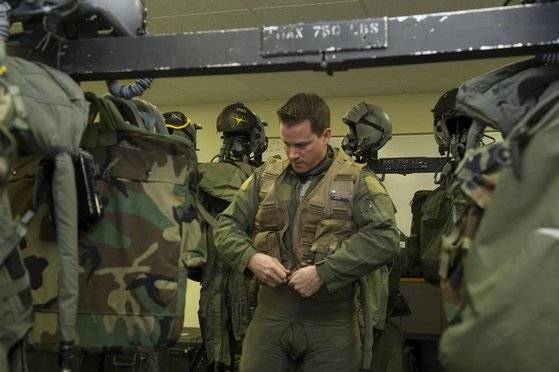 G-슈트를 입고 있는 조종사. 미 공군