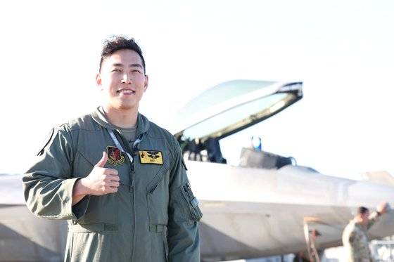 미국 하와이에서 F-22 랩터를 몰고 한국을 찾은 데이비드 정 미국 공군 소령. 한국항공우주산업진흥협회