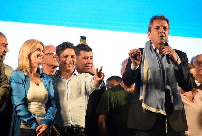 아르헨티나 여권 대선 후보인 세르히오 마사(오른쪽)가 22일(현지시간) 악셀 키실로프 부에노스아이레스 주지사(왼쪽 두번째)와 함께 지지자들에게 연설하고 있다. 로이터