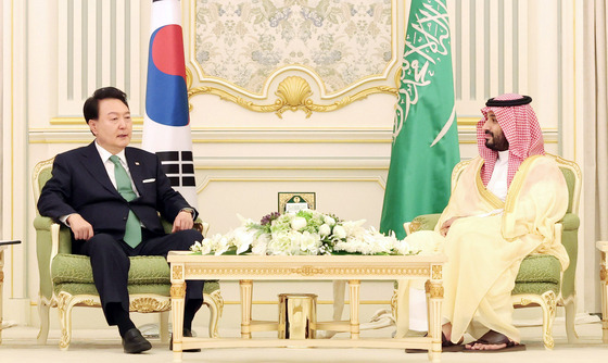 Korean President Yoon Suk Yeol, left, and Saudi Crown Prince Mohammed bin Salman hold a bilateral summit at the Al Yamamah Palace in Riyadh on Sunday. [JOINT PRESS CORPS]