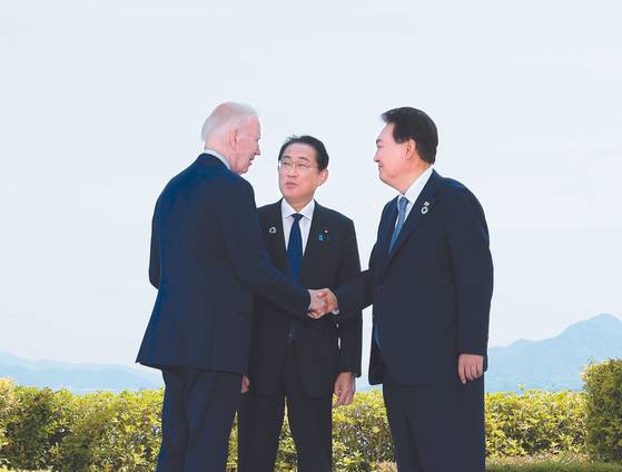 From right, President Yoon Suk Yeol, Japanese Prime Minister Fumio Kishida and U.S. President Joe Biden, greet each other during the G7 summit in Hiroshima, Japan, on May 21. [YONHAP]