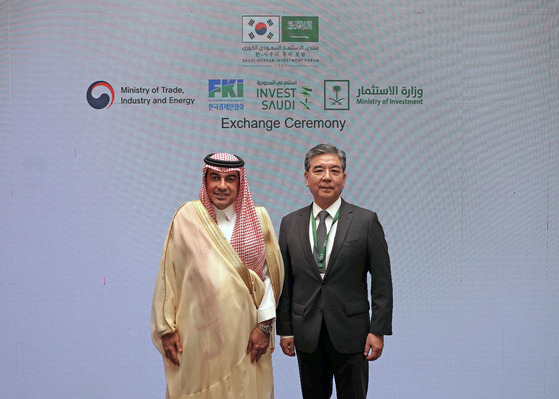 Badr Al-Badr, left, Saudi Arabia's deputy minister of investment, and Chang Jae-hoon, Hyundai Motor CEO, pose for a photo during a signing ceremony for the memorandum of understanding for a joint hydrogen business in Riyadh, Sunday. [HYUNDAI MOTOR]