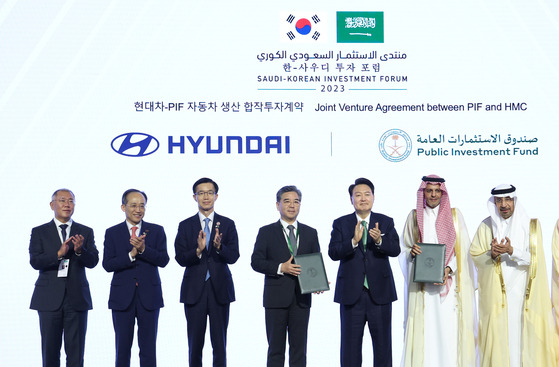 From left, Hyundai Motor Group Executive Chair Euisun Chung, Finance Minister Choo Kyung-ho, Industry Minister Bang Moon-kyu, Hyundai Motor CEO Chang Jae-hoon, Korean President Yoon Suk Yeol, Yazid Alhumied, deputy governor of Investment Fund (PIF) and Saudi Arabia's Investment Minister Khalid Al-Falih clap after signing an agreement to build Hyundai Motor's assembly plant in Saudi Arabia at Fairmont Hotel in Riyadh on Sunday. [YONHAP]