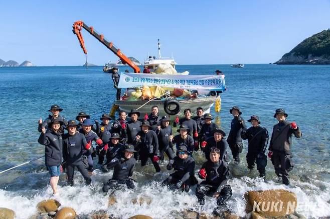 광양제철소 클린오션봉사단이 지난 21일과 22일, 여수 거문도 일대에서 해양환경 정화활동을 펼쳤다.(광양제철소 제공전송겸 기자 pontneuf@kukinews.com)