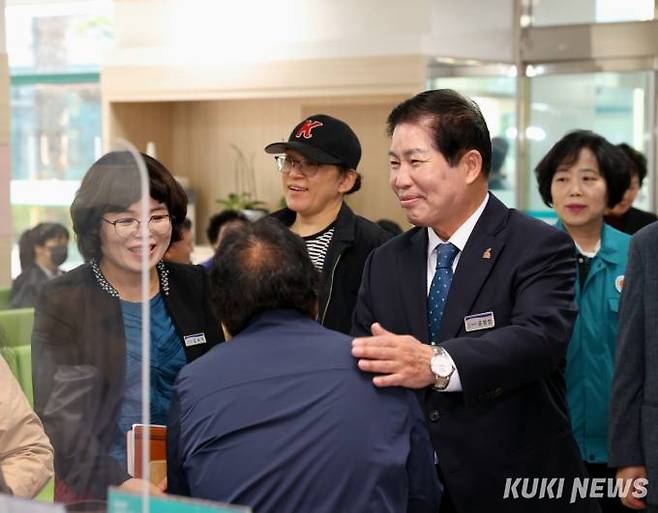 공영민 고흥군수가 23일 보건소를 찾아 무료 독감 예방주사를 맞는 주민들이 맞아주고 있다.(고흥군 제공)