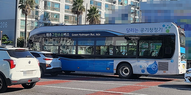 23일 첫 정식 운행을 시작한 제주 그린수소 버스.