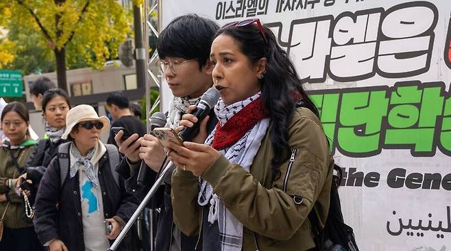 ▲팔레스타인이자 국제전략센터 회원인 마리암 이브라힘 씨가 22일 오후 '이스라엘의 가자지구 공격을 규탄하는 한국시민사회 긴급행동'이 주최한 '팔레스타인 집단학살 규탄 집회'에서 발언하고 있다. 사진=스튜디오R 제공