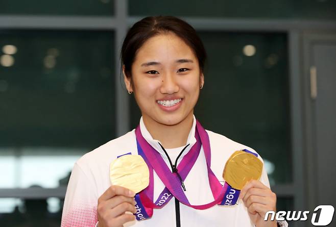 대한민국 배드민턴 국가대표 안세영이 '2022 항저우 아시안게임'을 마치고 8일 오후 인천국제공항으로 귀국해 메달을 보여주고 있다. /2023.10.8. /뉴스1