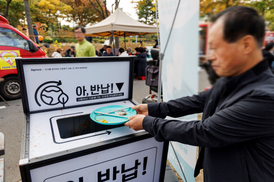 마포나루 새우젓축제 기간 설치된 다회용기 반납기 이용 모습. 마포구청 제공