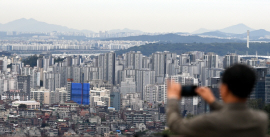 지난 9월 서울 남산에서 바라본 서울 시내 아파트 전경. 박윤슬 기자