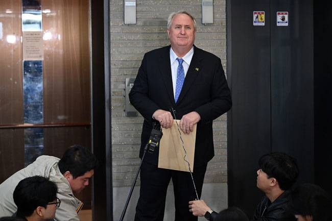 ‘개혁 메스’잡은 푸른눈 의사 인요한 국민의힘 혁신위원장이 23일 오전 서울 영등포구 여의동 국민의힘 당사에서 취재진의 질문에 답하고 있다. 백동현 기자