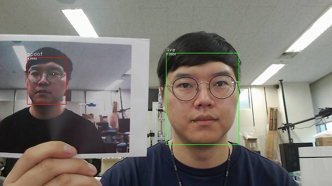 ETRI 연구진이 AI를 이용한 얼굴인식 및 위조 얼굴 판별기술을 시연하고 있다.[ETRI 제공]