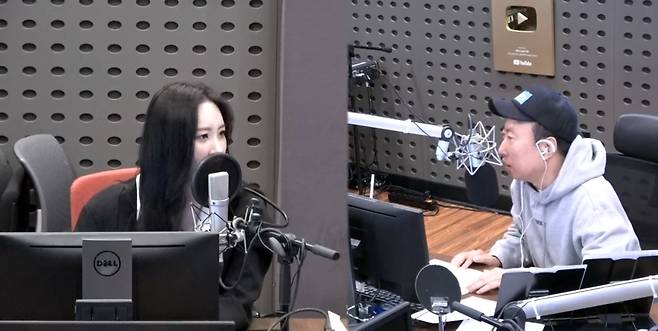 왼쪽부터 가수 선미, 개그맨 겸 가수 박명수. (KBS 쿨FM 박명수의 라디오쇼 방송화면 캡처)