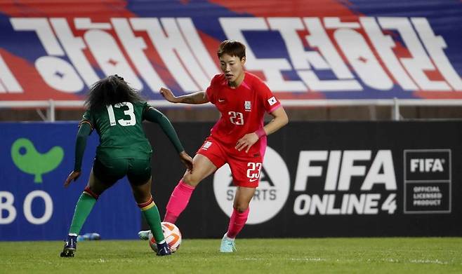 [수원=뉴시스] 정병혁 기자 = 7일 경기 수원월드컵 경기장에서 열린 여자축구 한국 대 잠비아의 친선경기, 대한민국 정설빈이 잠비아 마샤 템보를 제치고 있다. 2023.04.07. jhope@newsis.com