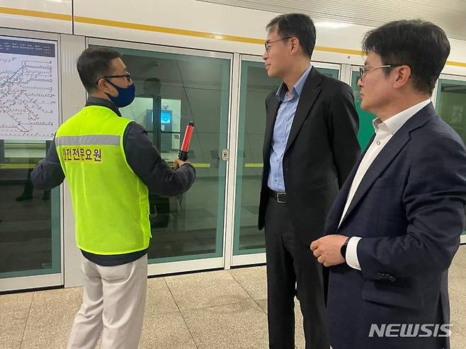 [김포=뉴시스] 정일형 기자 = 강희업 대광위원장(왼쪽)과 김병수 김포시장이 23일 오전 풍무역에서 안전전문요원으로부터 출근길 상황에 대해 설명을 듣고 있다. (사진은 김포시 제공)