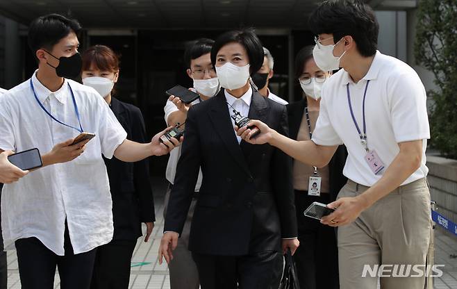 [서울=뉴시스] 이정근 전 더불어민주당 사무부총장이 2021년 4월 강래구 전 한국수자원공사 상임감사위원의 지시를 받아 윤관석 무소속 의원에게 전달한 돈봉투 속에 든 돈이 100만원 이상이라는 법정 증언을 내놨다. 사진은 이 전 부총장이 지난해 9월30일 오후 영장실질심사를 마친 뒤 서울 서초구 서울중앙지방법원을 나서는 모습. 2022.09.30. chocrystal@newsis.com