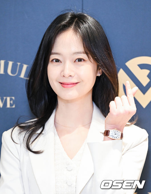Actor Jeon So-min, who had been laughing at Running Man for six years, decided to disjoint because he needed time to recharge to show better performance in the future.On the 23rd, Jeon So-mins agency, King Kong by Starship, said that  ⁇ Jeon So-min finally disjointed the SBS entertainment program Running Man on October 30th.After a long discussion with the Running Man members, the production team, and the agency, the agency decided that it would take time to recharge for a while so that they could show a better picture of their activities, including acting, I made a decision.  ⁇  Running Man ⁇   ⁇   ⁇  Running Man ⁇  members and the production team decided to respect the opinion of Jeon So-min, who expressed his intention to disjoint after a long discussion.So, Jeon So-min said that he left the  ⁇  Running Man  ⁇  after the recording on October 30th. ⁇  Running Man  ⁇  The production team and cast members discussed long-term ways to work with Jeon So-min, but they respect Jeon So-mins desire to have time to recharge for acting.As a result, Jeon So-min, who has been in charge of Sunday evenings for more than six years since April 2017, will leave  ⁇  Running Man ⁇  to focus on acting.As the news of the Jeon So-min disjoint was heard, attention was focused on the member who would replace him and join the  ⁇  Running Man ⁇ .However,  ⁇  Running Man ⁇  officials  ⁇ Jeon So-min Successor has not yet been determined.For the time being, Yoo Jae-Suk, Ji Suk-jin, Kim Jong-kook, Haha, Song Ji-hyo and Yang Se-chan are scheduled to record Xero.The production team is also deepening their concerns about alternative members.In 2010,  ⁇ Running Man ⁇  started broadcasting with Yoo Jae-Suk, Ji Suk-jin, Kim Jong-kook, Gary, Haha, Lee Kwang-soo and Song Joong-ki.In the same year, Song Ji-hyo and Lizzy joined, and the following year, Lizzy and Song Joong-ki disjointed and led the weekend entertainment with seven-person Xero broadcasting for five years.After Gary disjointed,  ⁇  Running Man ⁇ , who was worried about the reorganization, tried to launch Season 2 by replacing members in January 2017.In the process, Kim Jong-kook and Song Ji-hyo reported the replacement plan without prior consultation or notification, and the two people who were identified as disjoint members were embarrassed and embarrassed.In the end, Kang Ho-dong, who was supposed to join Season 2, overturned his appearance saying that he did not want to inconvenience him, and the production team of  ⁇  Running Man  ⁇  will end  ⁇  Running Man in February next year. The production team and the production team met urgently and agreed.Song Ji-hyo and Kim Jong-kook agreed that they could not finish the program as they had misunderstood.However, as the voices of the fans who regret the ending continued, the production team in January of the following year decided to continue the program as SBS and six Running Man members in the voice of domestic and foreign fans who regret the end of  ⁇  Running Man  ⁇   ⁇   ⁇ , Yang Se-chan and Jeon So-min joined and continued the 8-person Xero broadcast in earnest. ⁇ Running Man ⁇  is back with 7 Human Xero, leaving Lee Kwang-soo in 2021.In the case of Yoo Jae-Suk, Ji Suk-jin, Kim Jong-kook, Haha, and Song Ji-hyo, joining the new member is more cautious because they have been running  ⁇  Running Man ⁇  for 13 years from 2010.After selecting a new member, Flaming may be poured out like Yang Se-chan and Jeon So-min at the time of joining, especially because it is difficult to predict breathing with members in the first year.However, it is also burdensome to lead the  ⁇ Running Man ⁇  all the time without an alternate member, because the role of Jeon So-min was never small.Jeon So-min leads the program with Yang Se-chan and Love Line, Ji Suk-jin with the weakest line, Haha with Chonding Chemie, Song Ji-hyo with the sisters, Yoo Jae-Suk and Kim Jong-kook.The disjoint of Jeon So-min seems to change the characters among members.Attention is focusing on which members will join the new Jeon So-min Gi, who sometimes worked as a dealer and sometimes as a tanker to enhance the fun of  ⁇ Running Man ⁇ , or whether the six-body Xero program will continue without recruiting members.DB, SBS