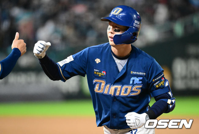 [OSEN=인천, 조은정 기자] 23일 인천 SSG랜더스필드에서 2023 KBO 준플레이오프 2차전 SSG 랜더스와 NC 다이노스의 경기가 열렸다.8회초 2사 2루 NC 박건우가 1타점 적시타를 때려낸 뒤 기뻐하고 있다. 2023.10.23 /cej@osen.co.kr