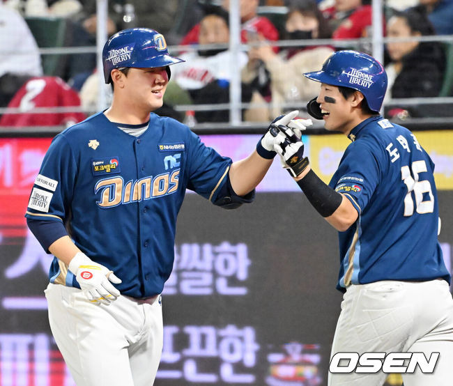 [OSEN=인천, 민경훈 기자] 23일 인천 SSG랜더스필드에서 2023 KBO 준플레이오프 SSG 랜더스와 NC 다이노스의 2차전 경기가 열렸다.8회초 NC 선두타자로 나온 김형준이 좌중월 솔로 홈런을 때린 후 홈을 밟으며 기뻐하고 있다. 2023.10.23 / rumi@osen.co.kr