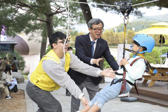 ▲정기환 한국마사회 회장이 렛츠런파크 서울에서 열린 가을축제장을 둘러보고 있다. ⓒ한국마사회