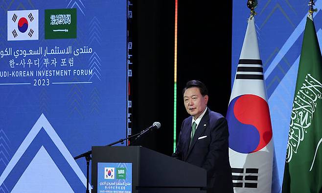 사우디아라비아를 국빈 방문 중인 윤석열 대통령이 22일(현지시간) 리야드 한 호텔에서 열린 한·사우디 투자포럼에서 격려사를 하고 있다. 대통령실 제공